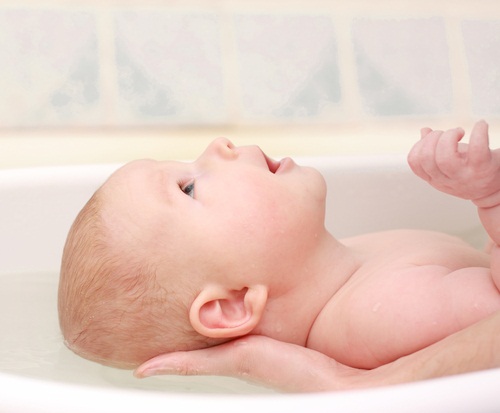 6 reasons NOT to bath a newborn